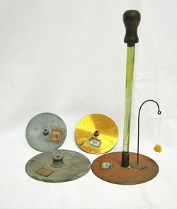 Dischi di rame e zinco isolati Foto &copy; Pierandrea Malfi