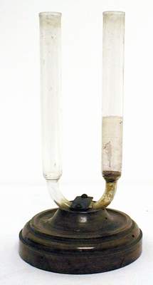 Apparecchio per l'elettrolisi dei sali Foto &copy; Pierandrea Malfi