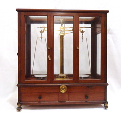 Analitical balance Foto &copy; Pierandrea Malfi