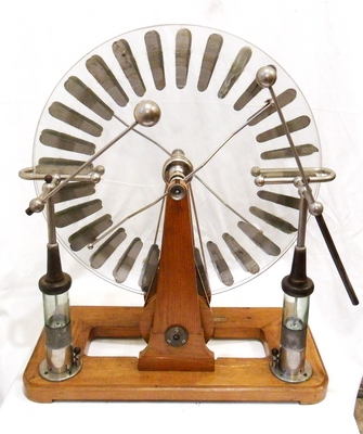 Macchina elettrica di Wimshurst Foto &copy; Pierandrea Malfi