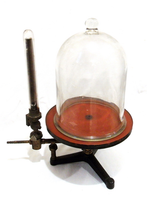 Plate with pressure gauge for pneumatic machine Foto &copy; Pierandrea Malfi