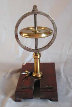 Trottola giroscopica di Foucault: modalit&agrave; di montaggio del giroscopio sulla base di legno per verificare la propriet&agrave; della cosiddetta tenecit&agrave;, Malfi, &copy; D 2003