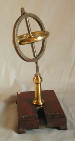 Galleria d'immagini relative all'apparato Trottola di Foucault. Sequanza di fotografie illustranti il moto di precessione del giroscopio, Malfi, &copy; D 2003