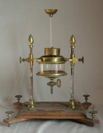 Galleria d'immagini relativa all'Apparecchio di Masson, Malfi, &copy, D 2003. Foto 1: lo strumento: foto 2: il recipiente e il rubinetto; foto 3: il sistema di sospensione del recipiente alle colonne; foto 4: l'imbuto d'ottone.