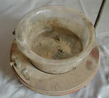 Galleria d'immagini collegata al testo. Foto 1: Voltametro di Bertrand, stato di ritrovamento dello strumento, Malfi, &copy; D 2002; altre foto: immagini in sequanza della pulizia del Voltametro di Bertrand e dell'Apparechio per graduare termomentri, Malfi, &copy; D 2003.