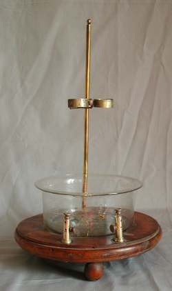 Galleria d'immagini del voltametro. Foto 1, vista frontale dell'apparecchio, Malfi, &copy; D 2001; foto 2: vista laterale dello strumento, Malfi, &copy; D 2001; foto 3, particolare del vaso di vetro (cella elettrolitica), Malfi, &copy; D 2001; foto 4: sviluppo di bolle dal catodo, Malfi, &copy; D 2001